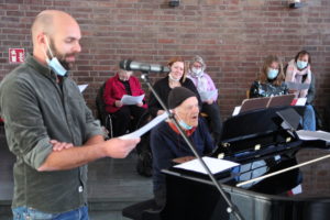 Gäste eines Community Organizing Projekts aus Amsterdam bereicherten den Gottesdienst mit Klavierspiel und Gesang